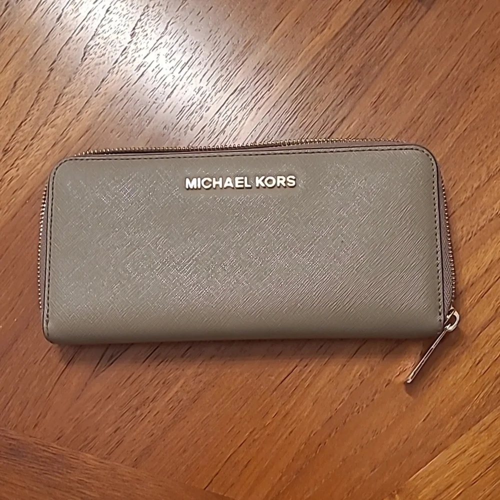 MICHAEL Michael Kors handbag and matching wallet - Picture 2 of 8